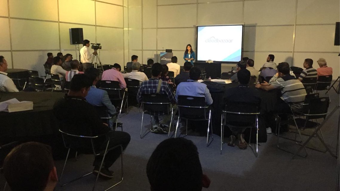 RadixRegistry's tweet image. A glimpse of Priyanka from Team Radix presenting on #newgTLD adoption and usage trends at #Cloudbazaar2018.