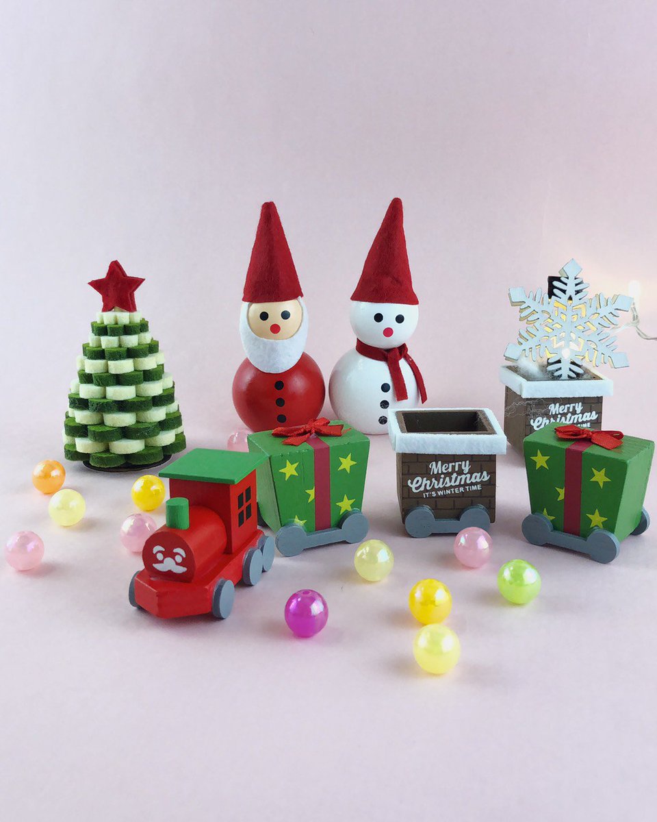 100円均一 ワッツ Watts ワッツ店頭もクリスマスカラーに変身中です 大きな飾りはまだ早い という方でも 文房具やデスクなどに置く小さなツリーで クリスマス気分を先取りしませんか 店舗により 取扱 在庫が無い場合があります ワッツ