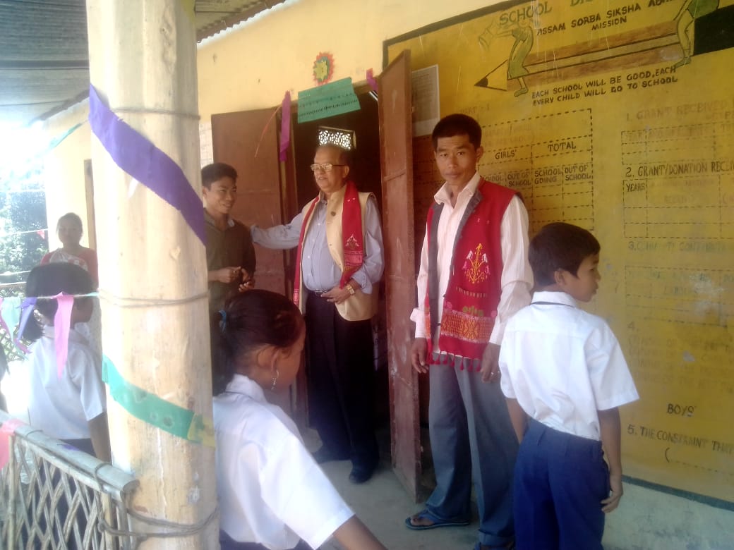 DcWestKA's tweet photo. GUNOTSAV ROUND- II, (Phase- II).
31st October to 3rd November, 2018.
Sri Devajyoti Hazarika, ACS, Deputy Commissioner West Karbi Anglong Evaluated at Amselam L.P School, Chinthong Block with Liasion officer Semson Teron, group no G051. https://t.co/RZ14NmXLEg