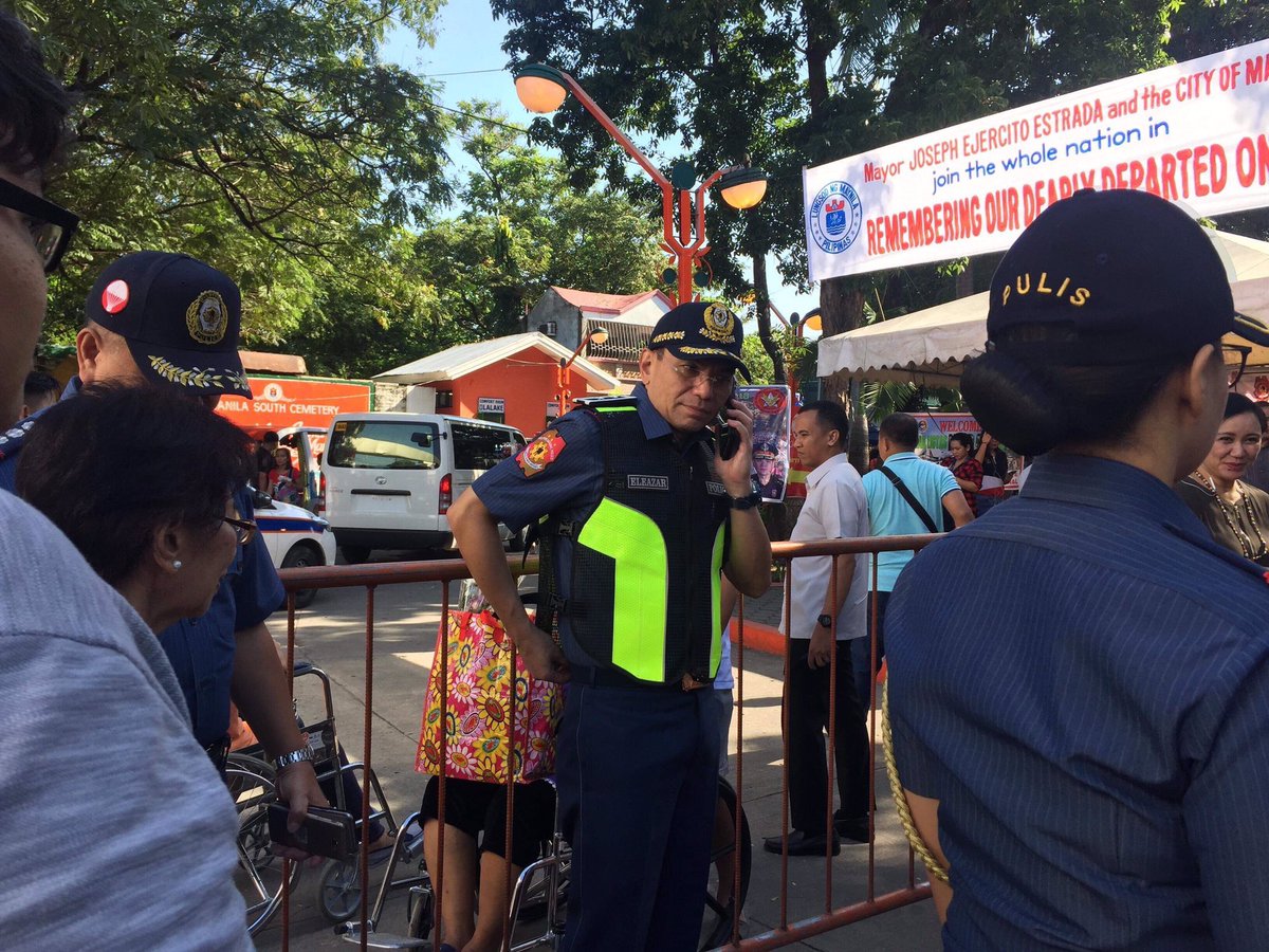 PHNews01's tweet photo. NCRPO Chief Guillermo Eleazar, tuloy-tuloy sa pag-iinspeksyon sa Manila South Cemetery matapos ang insidente kagabi na nakumpiska ang labing syam na pakete ng marijuana mula sa isang estudyante.
#Undas2018
#PNPInAction
#DuterteImpact
(c) Karol Di https://t.co/MCs44O6UcD
