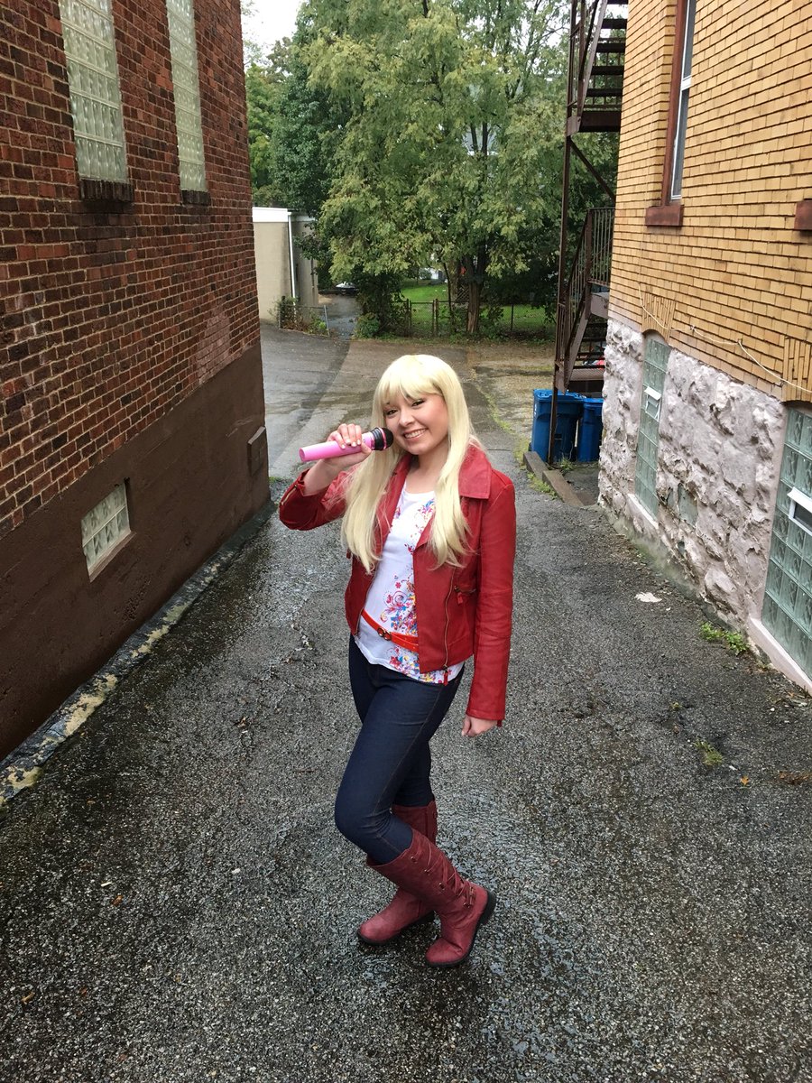 MalloryMcDeavit's tweet photo. My name is Hannah Montana and your watching Disney channel ✨#HappyHalloween2018 #Halloween18 #hannahmontana https://t.co/neOdmoVzuj