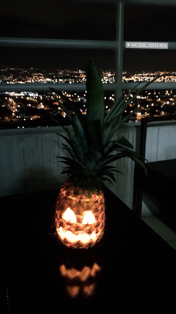Hey_MsZ's tweet photo. When you want to participate in gringo fall activities, but you live in a tropical climate where it is almost impossible to find pumpkins, you carve piñas y sandias 🍉🍍🎃👻 https://t.co/psarl8hDdO