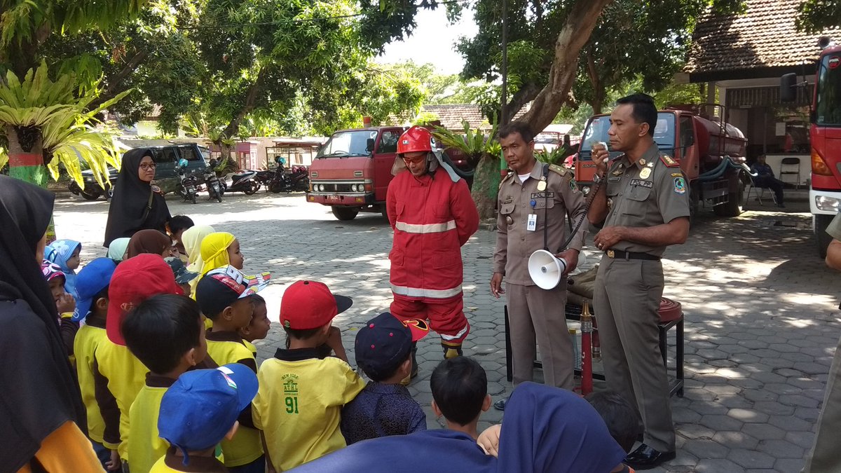 damkarbwi's tweet photo. Kunjungan Edukatif dari TKQu Taman Quran Preschool &amp; Daycare dan disambut oleh Kasatpol PP di Kantor Satuan Polisi Pamong Praja dan Anggota Damkar Kabupaten Banyuwangi. @AzwarAnas_A3 https://t.co/WRktdtC4Hz
