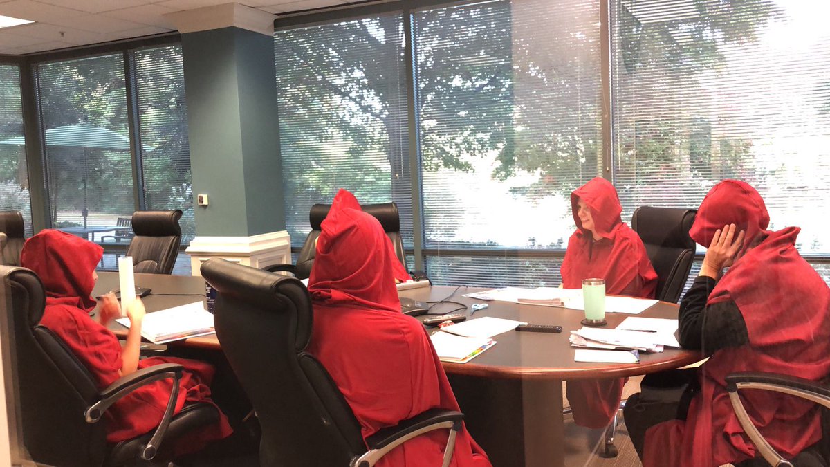 loveleekss's tweet image. and this was when the Halloween party got weird #HALLOWEEN #lovemyjob #onlysometimes #handmaidstale