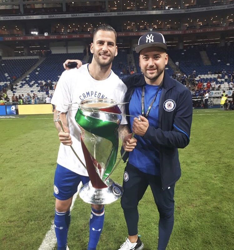 edgarmendez9's tweet photo. Cuando el fútbol te debe una Copa y en México se hace realidad uno de tus sueños ¡¡¡¡CAMPEONES!!!! 🏆¡GRANDE @Cruz_Azul_FC! #LlegóLaMáquina 🚂 📸 #ChusOrtega #Hermanito https://t.co/nbTJExvXH1