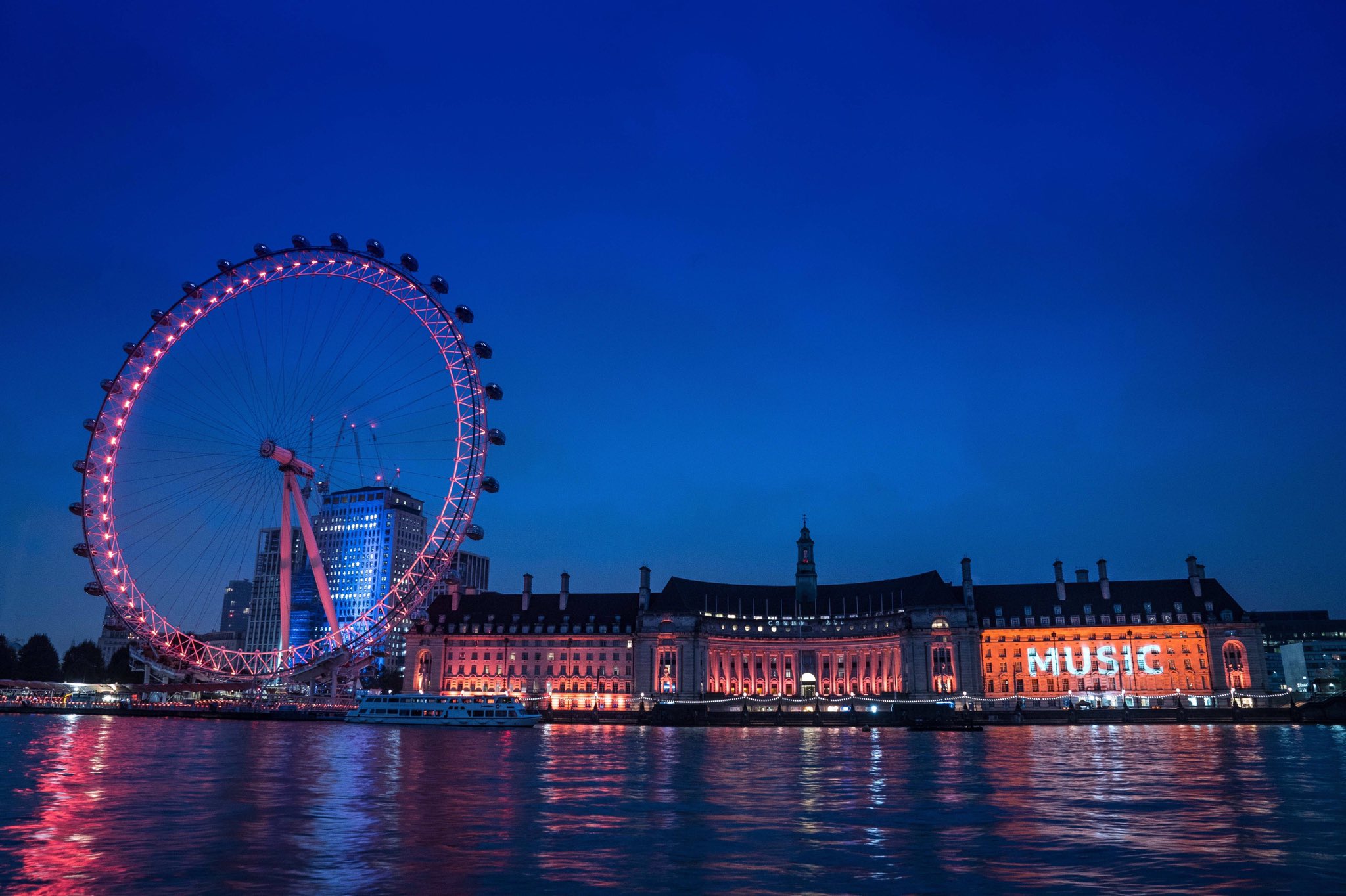 стильный магазин шаров. олимпийские игры в лондоне 2012. красивые открытие. красивые открытие. фейерверк олимпийский.