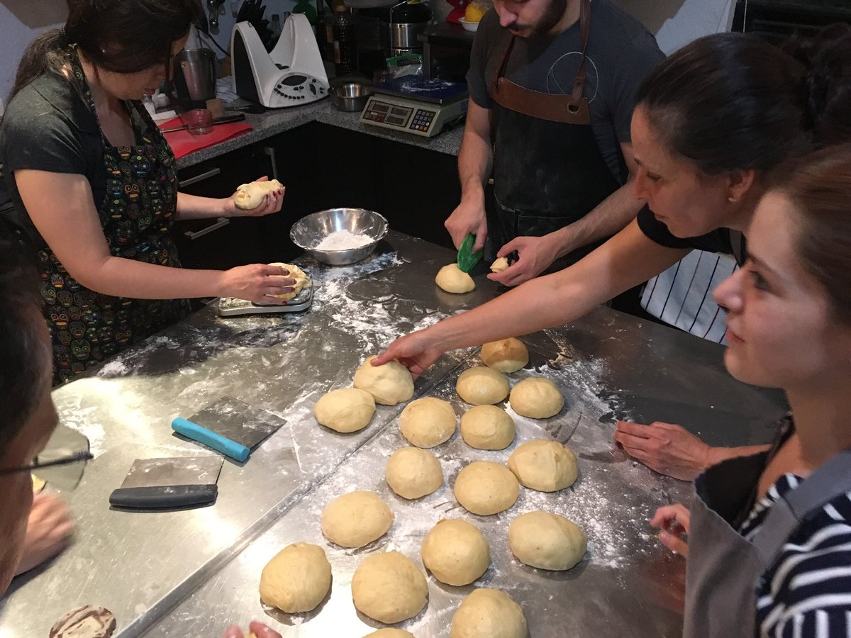 drakos_lab's tweet photo. @Gerifdz dando clase de Vinchas y Pan de Muerto https://t.co/TxXCjLRLk9
