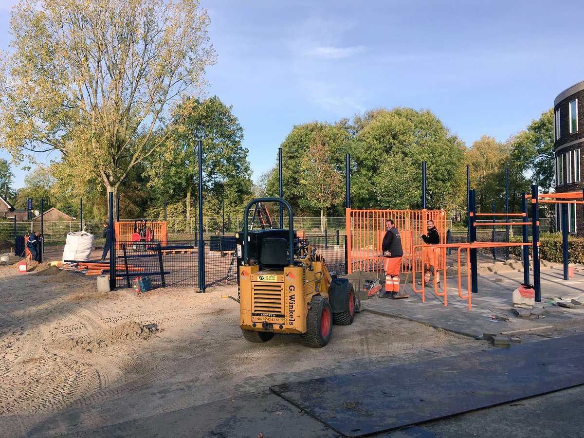 Hier wordt hard gewerkt! Binnenkort is <a href="/onderwijsspec/">DeOnderwijssp'en</a> weer een prachtig speciaal #CruyffCourt rijker: <a href="/GentiaanCollege/">Gentiaan College</a> in #Apeldoorn