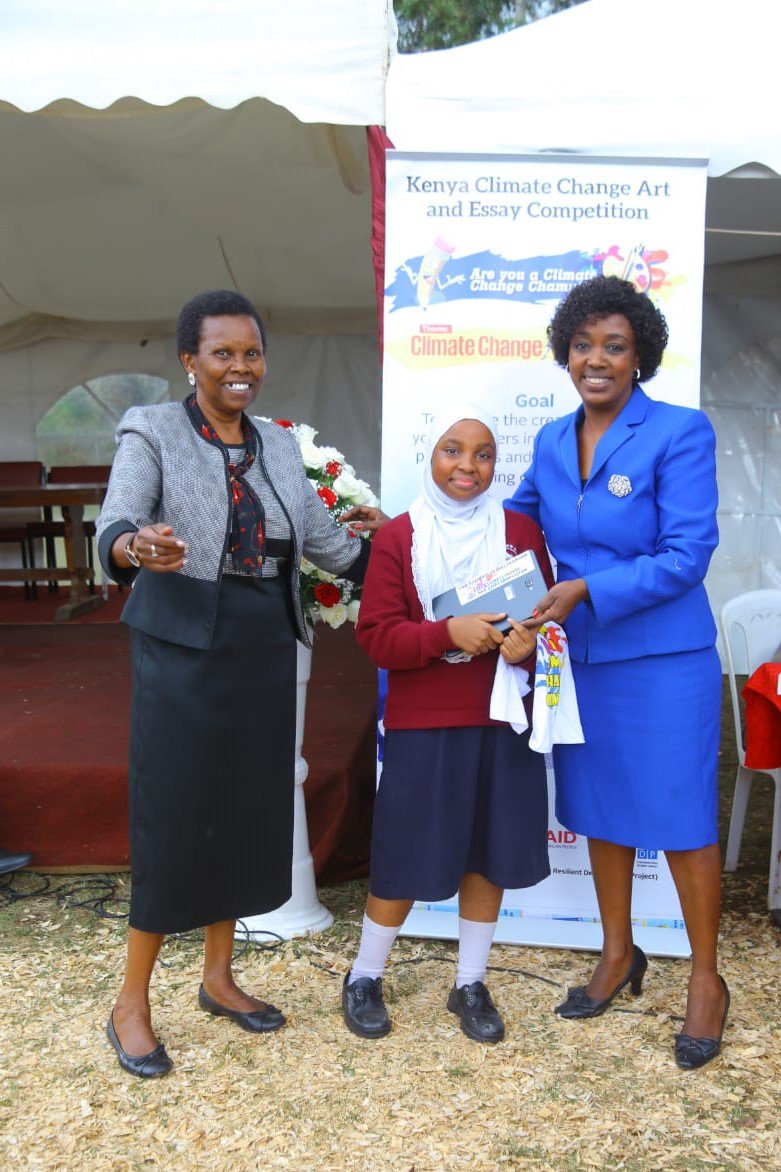 CCArtCompe's tweet photo. Mountain View School #Nairobi won 13 Awards during the Kenya Climate Change Art & Essay Competition Awards Ceremony.Last week we visited the school to present the young #Climatechange champions their Awards @Environment_Ke @UNDPKenya @KenyaMetService @ngcc_ke #ClimatechangeAwards https://t.co/MXw1VSUfjU