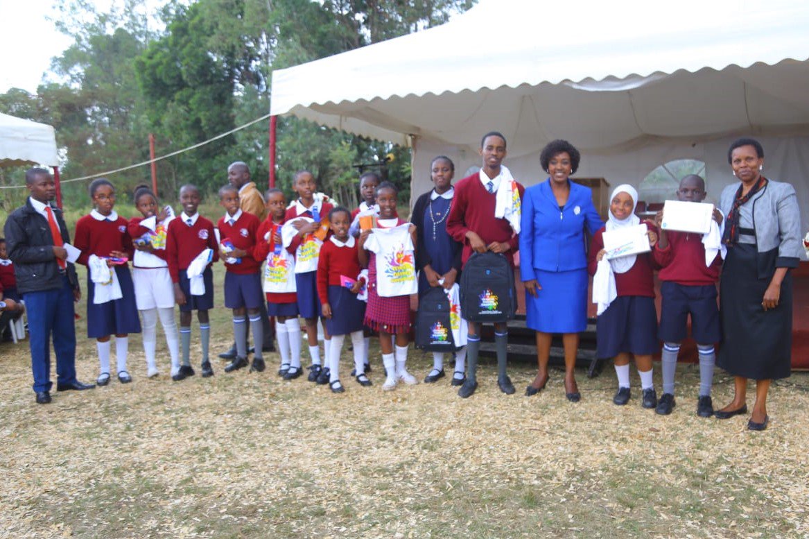ALINEAfrica's tweet photo. Mountain View School #Nairobi won 13 Awards during the Kenya Climate Change Art & Essay Competition Awards Ceremony.Last week the @CCArtCompe visited the school to present the young #Climatechange champions their Awards @Environment_Ke @EduMinKenya @ESusWatch #ClimatechangeAwards https://t.co/7YNiddK8we