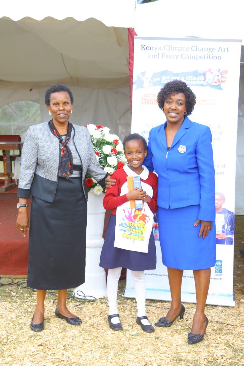 ALINEAfrica's tweet photo. Mountain View School #Nairobi won 13 Awards during the Kenya Climate Change Art & Essay Competition Awards Ceremony.Last week the @CCArtCompe visited the school to present the young #Climatechange champions their Awards @Environment_Ke @EduMinKenya @ESusWatch #ClimatechangeAwards https://t.co/7YNiddK8we