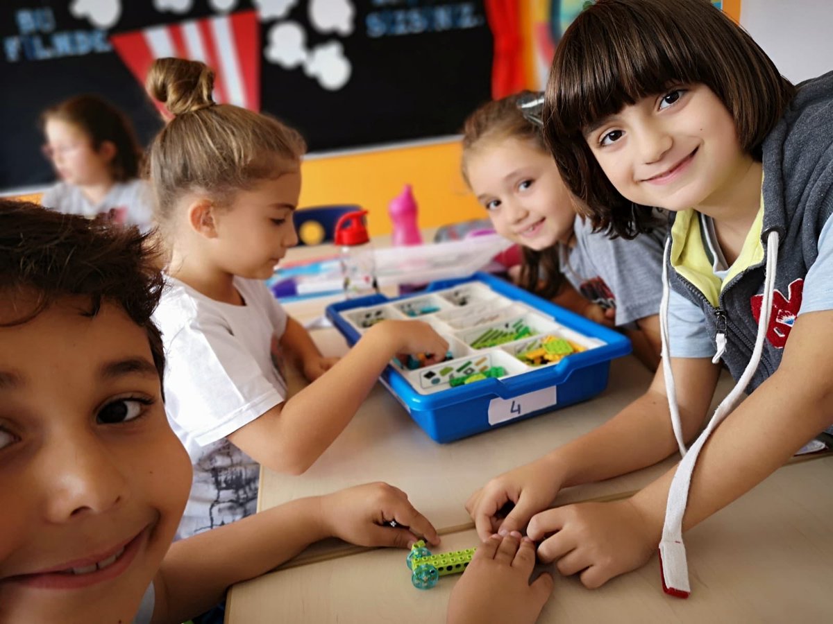 mimarobabk's tweet image. Okul öncesi ve ilkokul öğrencilerimiz Kodlama ve Robotik dersinde lego wedo ve basit makinalar setleri ile kendi oyunlarını kendileri tasarlayıp, kodlayarak oynuyorlar. #BahcesehirKodluyor #BkCoding @bahcesehir_k12 @blozceylan