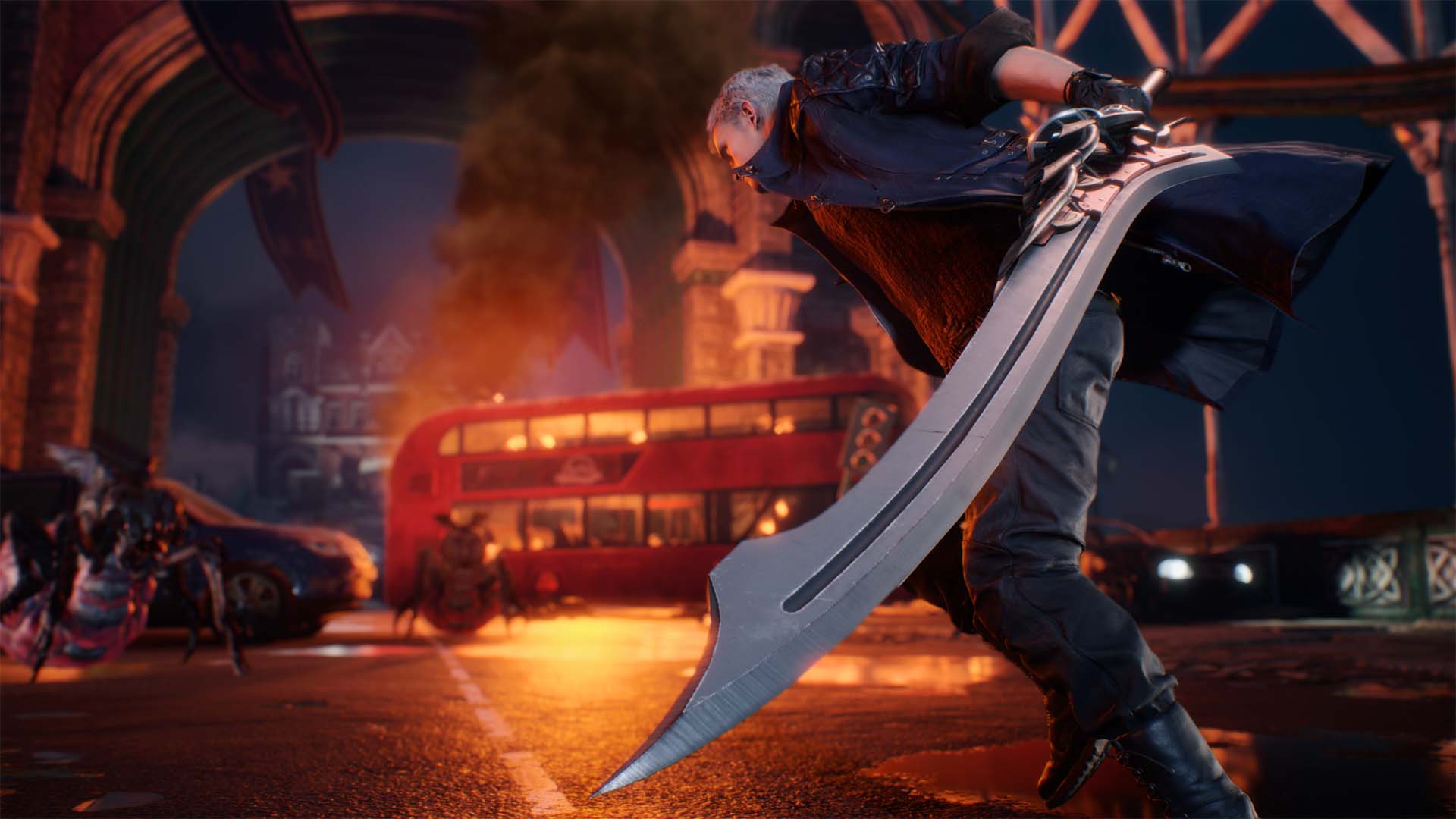 Devilmaycry Jp Dmc5 悪魔を屠る機動の剣 レッドクイーン 魔剣教団支給の対悪魔用剣をベースに強化したネロ専用装備 燃焼機関を内蔵し その推進力で振動とともに刃を振り抜く 圧倒的な攻撃力を誇るが 使いこなすには並外れた技量と腕力 そして