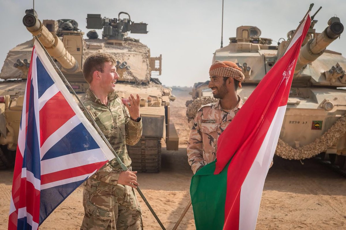 RoyalTankRegt's tweet photo. 🇴🇲 Flag Day 🇬🇧 | Tankie chat and cameraderie in the desert on #SaifSareea3. Now looking forward to the fire power demo. Will we be bringing the noise? Yes. Yes we will. #FearNaught #Oman https://t.co/knXdNGRexQ