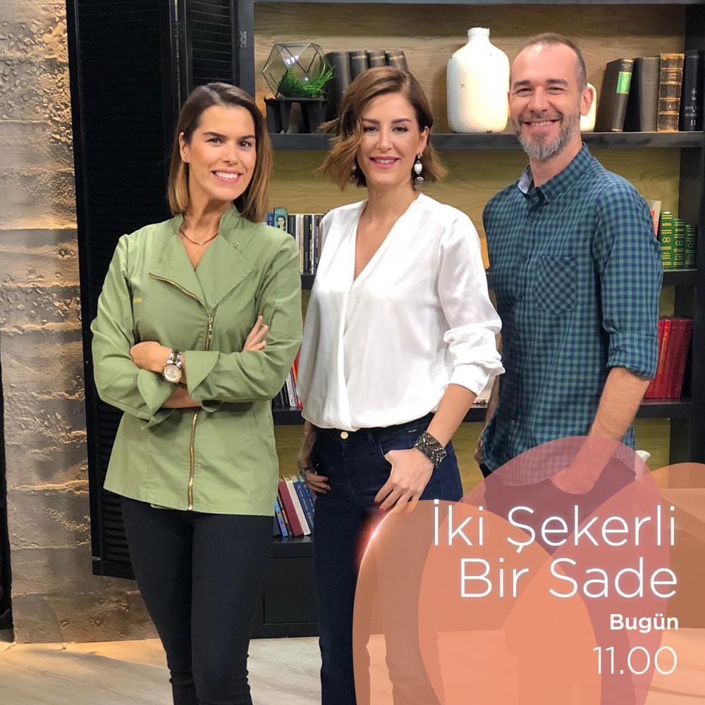 Ekranların sevilen yüzleri Şirin, Sinem ve Yiğit’in bugünkü konuğu şef ve eğitmen Sibel Pinto. Hiçbir yemek malzemesini çöpe atmadığımız, tekrar kullanım üzerine kurulan “Action Kashkarikas” projesini konuşacağımız İki Şekerli Bir Sade, 11.00’da beIN GURME’de! #sıfıratık