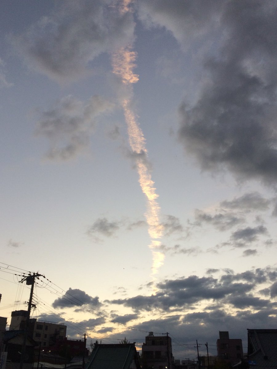 くろしお ９９号 秋空のアート 昇り竜みたいな 飛行機雲