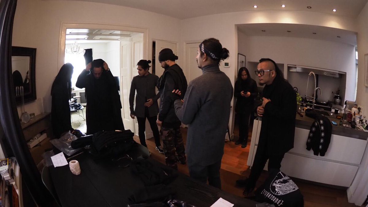 SuperMusic_ID's tweet photo. Selesai muterin panggung-panggung di Eropa, @burgerkill balik lagi buat nyempetin fitting kostum, kebutuhan video klip terbarunya. Mereka lagi ngegarap single yang mana lagi ya?
Ada yang tau?
#SUPERMUSIC #SUPERINVASION #BURGERKILL https://t.co/iomHwYQt9a