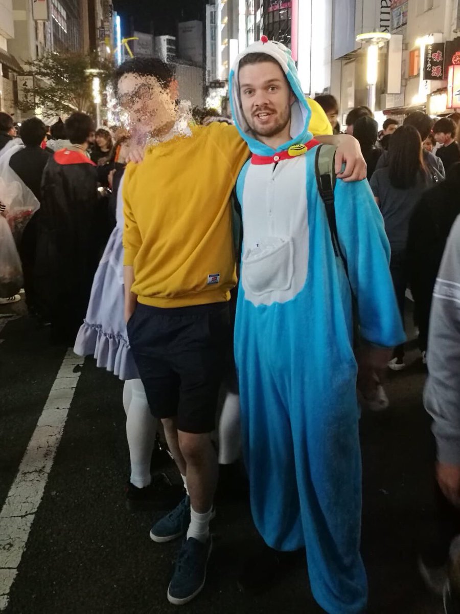 eco_mufas's tweet photo. 日本のハロウィンを体験しに自前のドラえもんを纏って一人で渋谷に繰り出したガイジンは、その夜、のび太くんと出会っていた https://t.co/FMZoZ6zce1