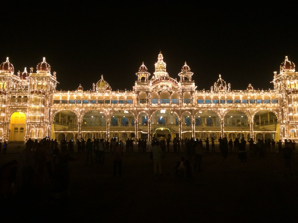 suyog's tweet photo. The palace glitter at 7! https://t.co/bFsq0wVlMP