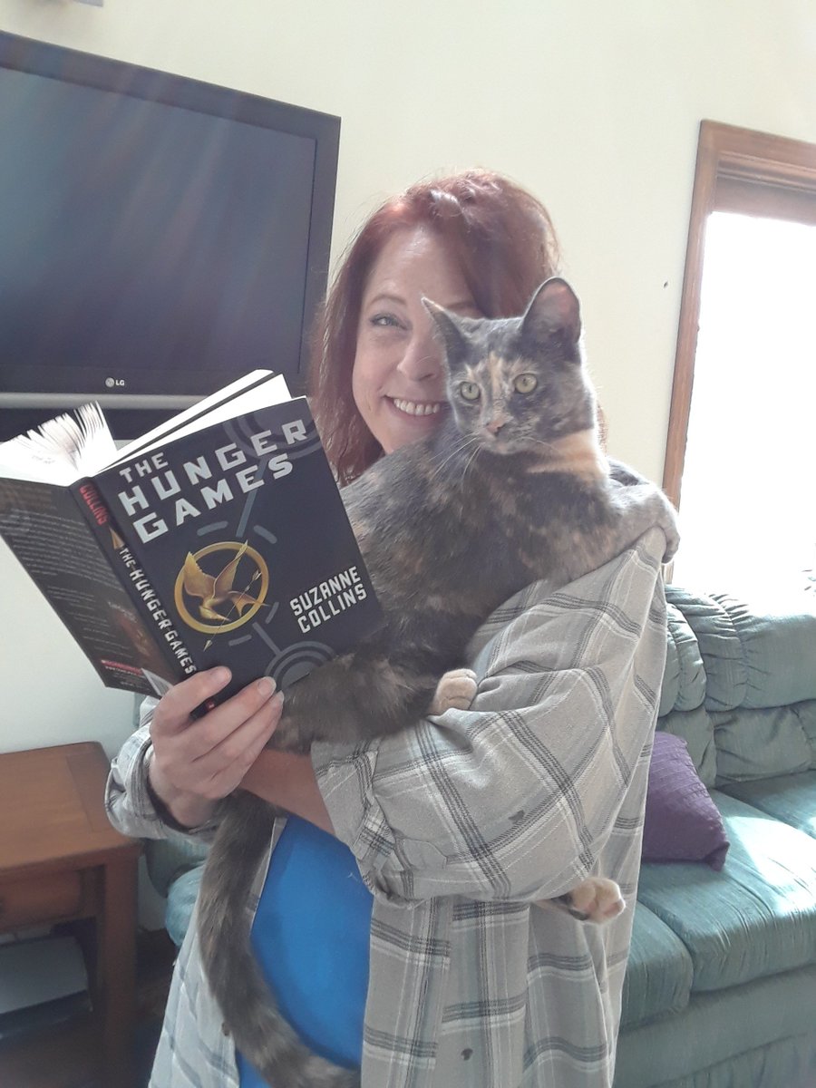 KimGWrites's tweet photo. Jinxie doesn't really understand the politics of Panem, but she does understand how a slick chick can use sharp things, like arrows or cat claws, to get what she wants. Jinxie? Katniss? I can't tell the difference! 
What great books do you read to your great pets? https://t.co/2vYKtekaB2