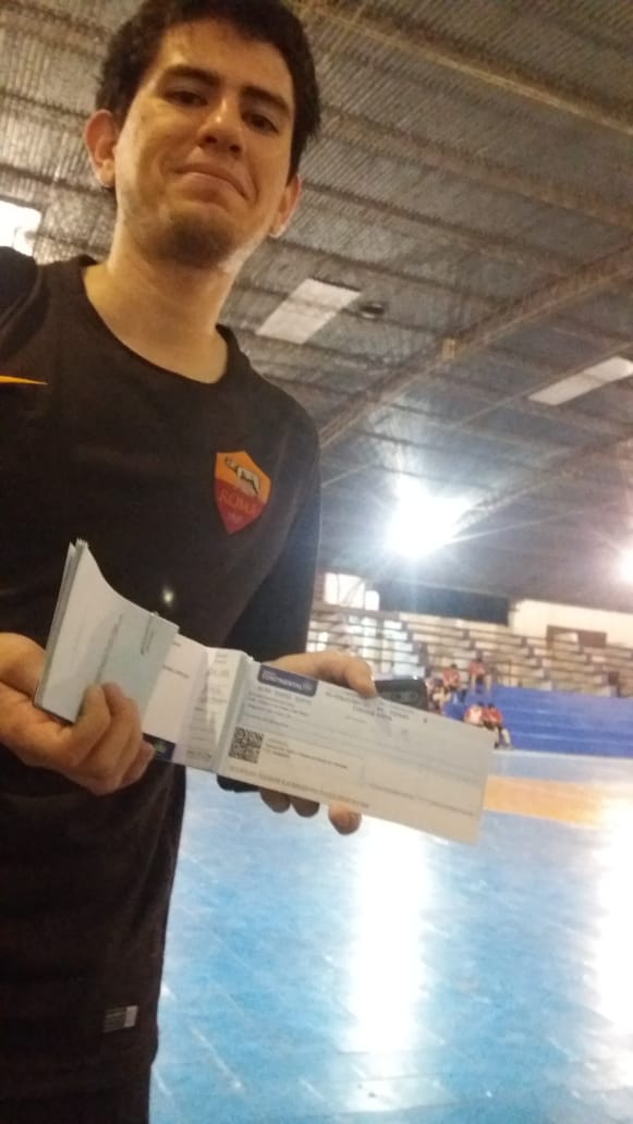 asroma_010's tweet photo. ROMA010 MIMA A SU MÁXIMA ESTRELLA!!

Ayer terminado el encuentro con victoria de la roma, la directiva premió a J.Angel #21 con un llamativo cheque en blanco.

#inforoma010 https://t.co/sn9h37B5Co