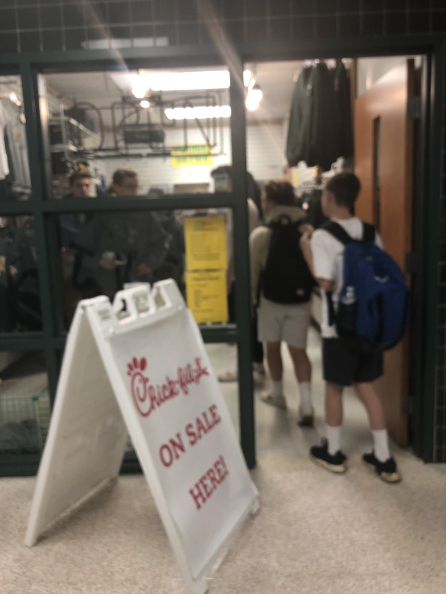480Stotler's tweet photo. And so it begins, the Chicken Biscuit crowd arrives @LVHS_DECA https://t.co/5i9u0amJeQ