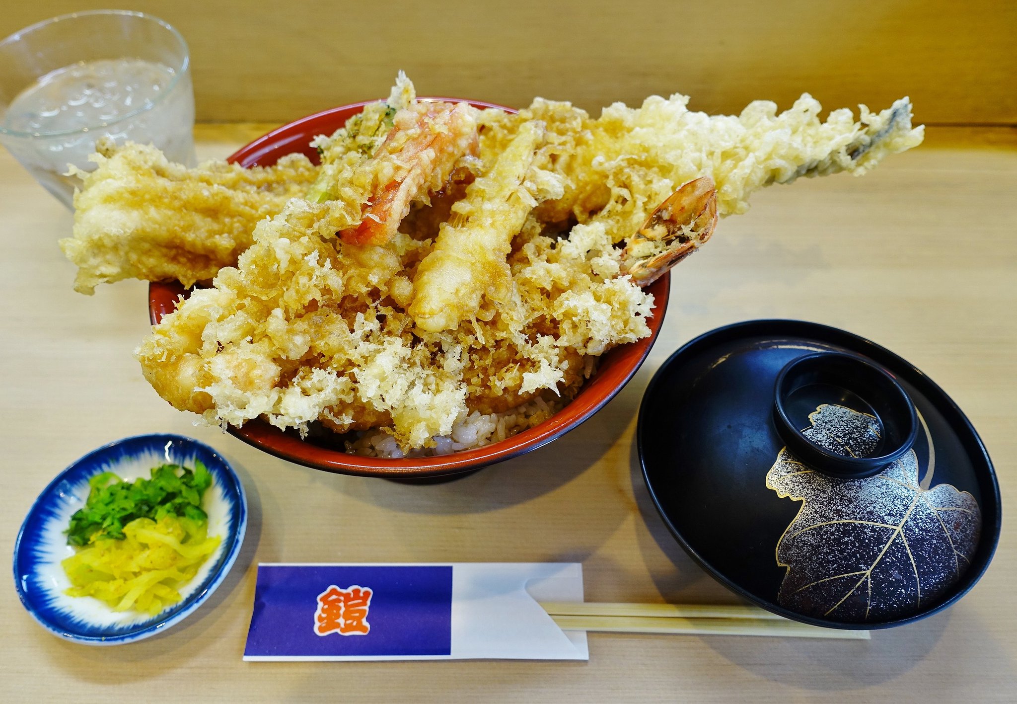 Y Su 岡山市北区今にある 天ぷらと天丼のお店 鎧 よろい で ランチ 今回は 一緒に行った友人がぜひ食べてみたいと言った 大海老穴子丼 を オーダーしました 久しぶりに食べたけど ふんわりサックサクの穴子天と大海老天のインパクトは半端