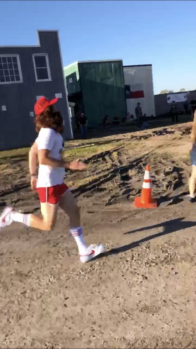 TomHanksProject's tweet image. Dressing as Forrest Gump is fun. People really love him.