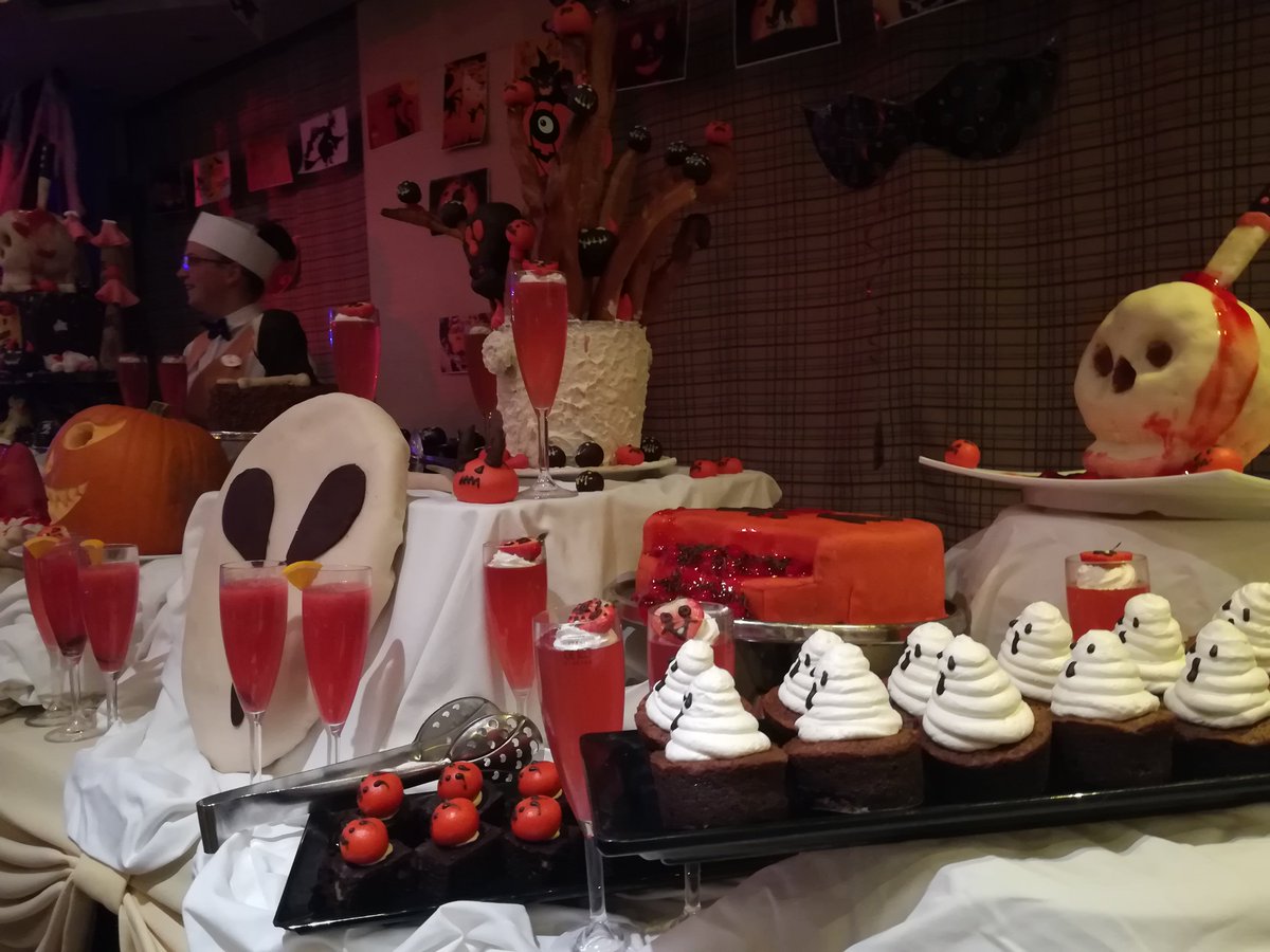 A great night, a marvelous Halloween Buffet.. <a href="/msMagellan/">MS Magellan</a>. And after all these original lights, let's hope mother nature gifts us some special ones @CMVoyages during our Land of the Northern Lights!