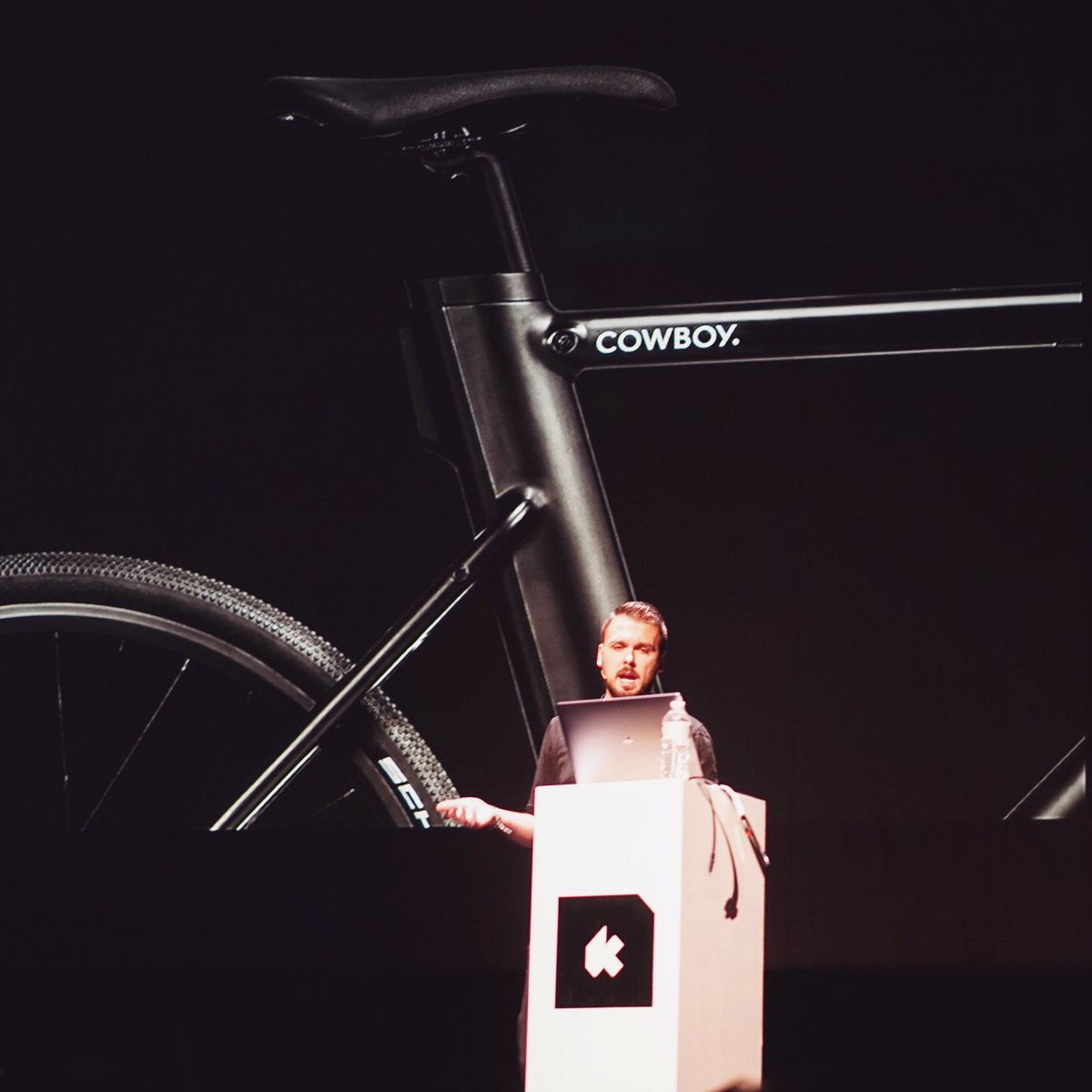 geoffdlbl's tweet image. Two great brands on stage at @Kikk_Festival. @MarcoCoppeto from @uenodotco presenting collaboration with @Cowboy_HQ 🚴‍♂️. #kikk18