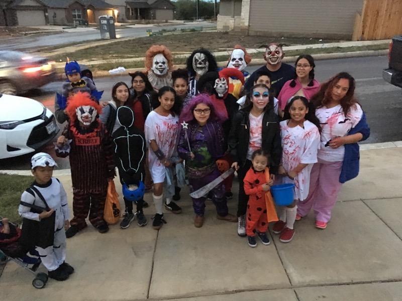 vyannamyaj's tweet photo. Trick or treating with family #halloween https://t.co/iLzFIMG2fG