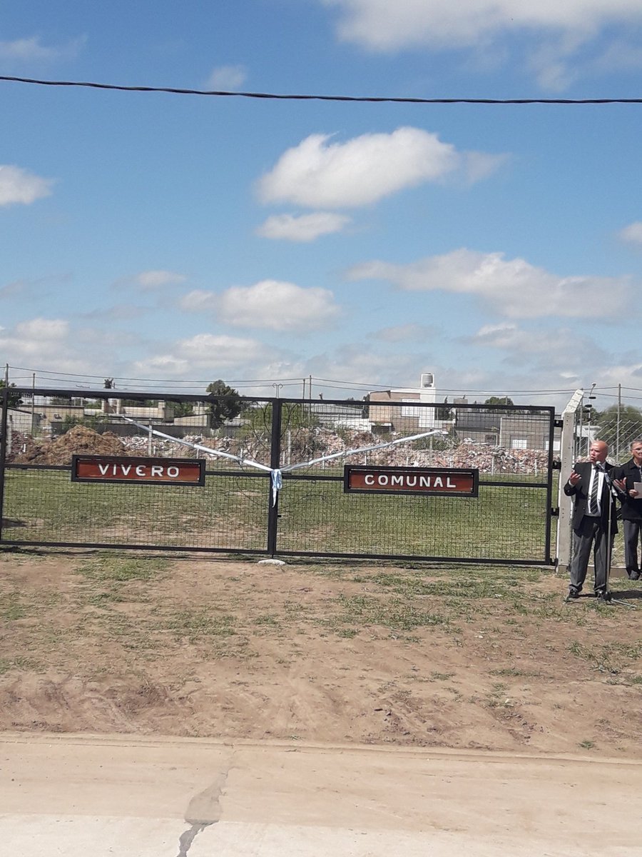 MarceDellaporta's tweet photo. Junto al Ministro de Medio Ambiente @SperanzaJacinto y el Presidente Comunal Julio Müller en la inauguración del Vivero Comunal de Progreso 
@GobSantaFe @NodoSantaFe https://t.co/n0gYMo1Fxz