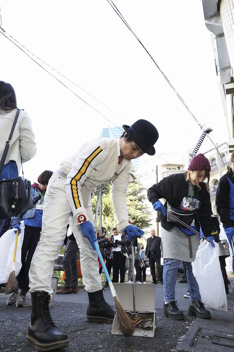 斎藤工さん ハロウィン翌日にゴミ拾い このとき 何気に 時計じかけのオレンジ の仮装をしていて 攻めてる と皆さんの心を掴む Togetter 斎藤工さん ハロウィン翌日にゴミ拾い このとき 何気に 時計じかけのオレンジ の仮装をしていて 攻めてる と皆さんの心を掴む Togetter