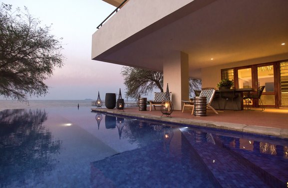 AfricanTravelM's tweet photo. For the ultimate in luxury on the lakeshore, @MakokolaRetreat boasts beautiful views of Lake Malawi 🇲🇼
#discoverafrica 
#africantravelmarket 
#travel
#malawi
#tourism
#luxurytravel https://t.co/k06Z9SdWTN