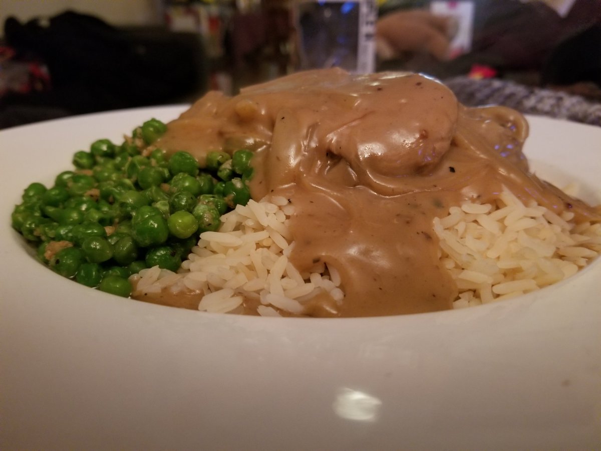 davidleahy66's tweet photo. Braised Bone In Pork Chop, Mushroom And Onions Gravy, Buttered Garlic Peas #Goodfood #MomsCooking #TastyMonday  #cheflife #foodie #FoodPorn #Drool #Porkchop #Mushroomsoup #Onions #Garlic #Rice #Peas #PORTCOQUITLAM #DinnerForOne https://t.co/HwnZe8cskC