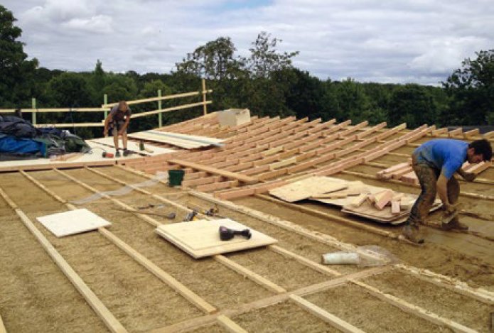 Op deze foto zie je hoe een dak met onze prefab elementen eerder dit jaar werd gerealiseerd in een woning in Buggenhout, België. #strobouw