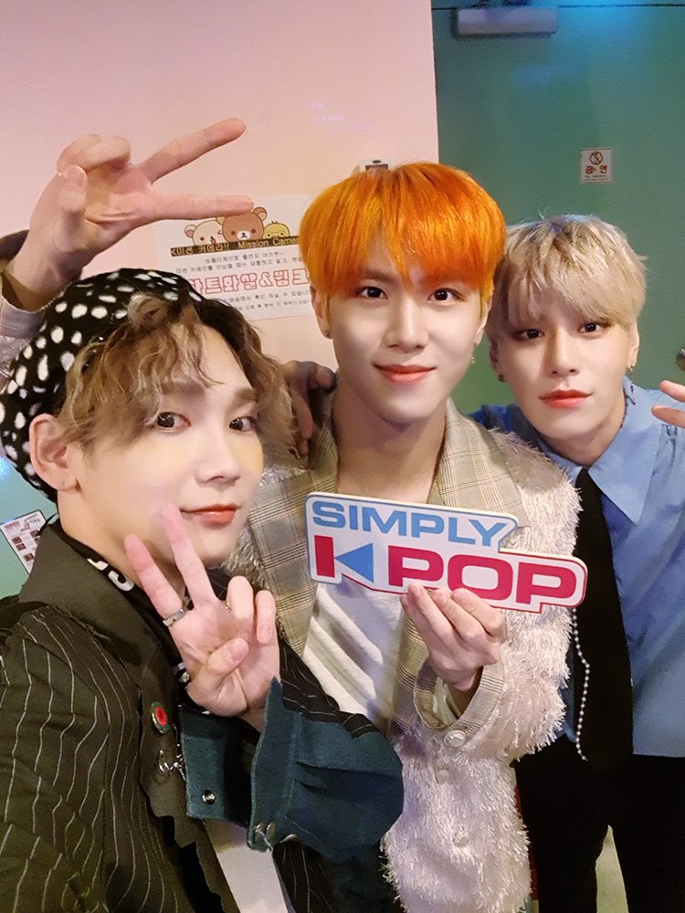 _Simplykpop's tweet photo. 오마낫 이 조합 실화냐👀 내 눈 잘못된 거 아니지..? #젭꿍이들 과 #김동한 의 만남! 살아있길 잘했어😭😭 #김동한 선배님이 #JBJ95 후배님들의 유일한 관객이 되어준 건 안비밀🤭 훈훈해😚 셋의 조합은 너무너무 예쁜 #꽃이야🌼

#JBJ95 #켄타 #상균 #김동한 #KIM_DONG_HAN #심플리케이팝 #SimplyKpop https://t.co/3LixyXymMJ