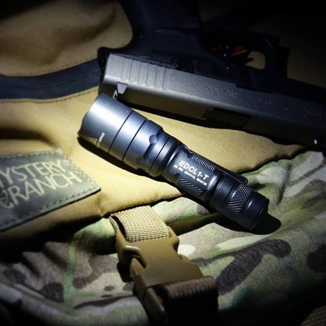 美品使用数回シュアファイア　BACKUP MV 懐中電灯 充電器・バッテリー付き 美品使用数回シュアファイア BACKUP MV 懐中電灯 充電器・バッテリー付き