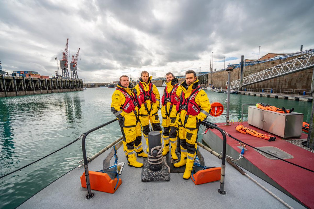 .@RNLIJersey have taken delivery of their brand new @HellyHansen crew kit. The new kit is lighter and more comfortable and allows much greater freedom of movement than the previous all-weather kit which was developed 25 years ago. rnli.info/BUEDDe