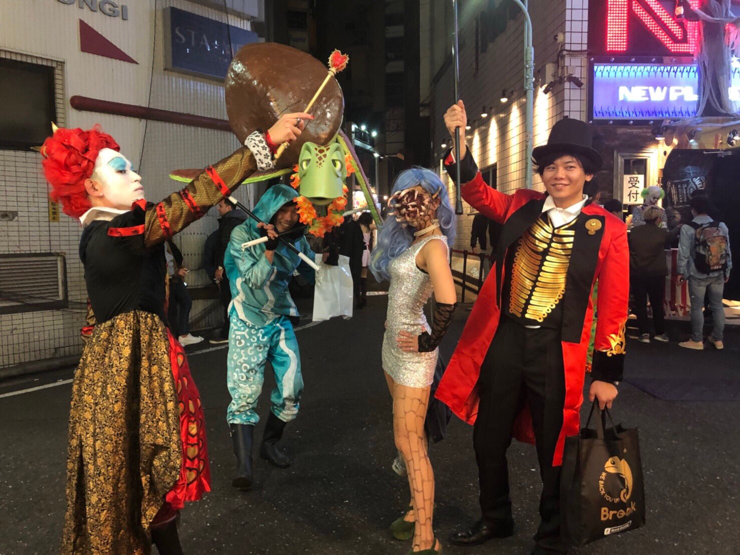 屋敷華 今年のハロウィン仮装まとめ 1 2枚目が本気の川崎ハロウィンパレード 3枚目は六本木 4枚目はハロウィン当日渋谷で啓蒙活動中 また来年モンスターで会いましょう ピアニスト 特殊メイクアップアーティスト Halloween18 カワハロ18