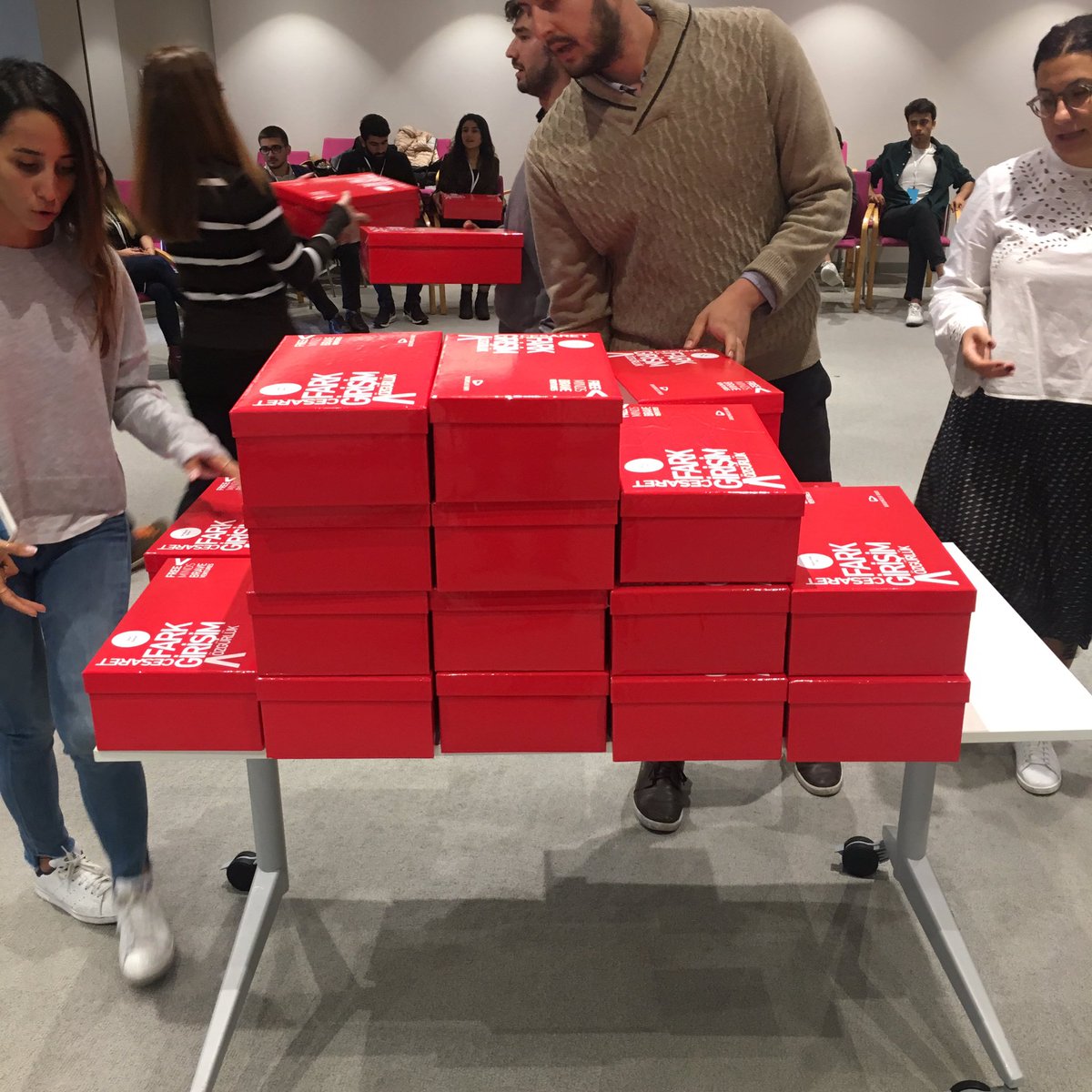 girvak's tweet photo. Bir @girvak geleneği olan kırmızı kutularımız dağıtılıyor. #fellow2018 https://t.co/wazAw7yXjX