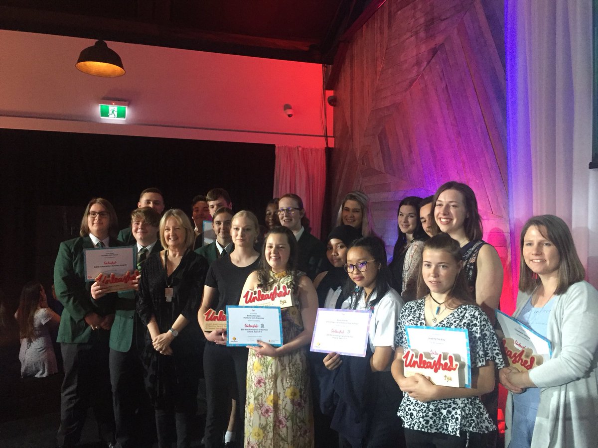 fya_org's tweet image. That’s a wrap! Congratulations to all the incredible winners and nominees for their commitment to creating impact in their communities! #unleashedawards 2018 👏👏👏