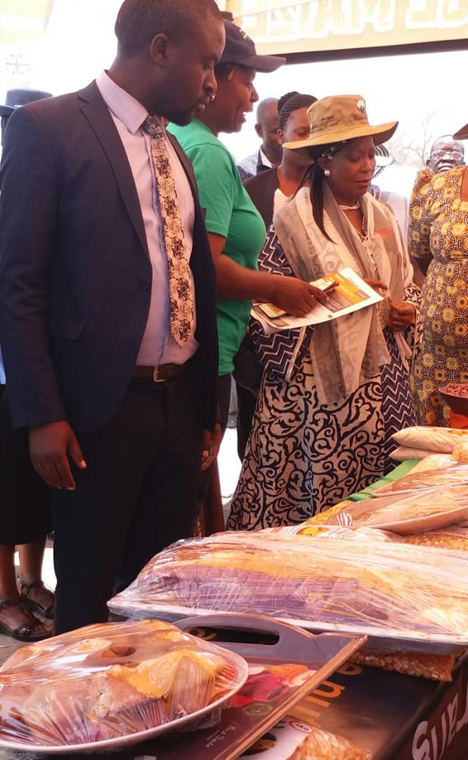 Zim First Lady Amai Auxillia Mnangagwa admires vitamin A maize &amp; iron bean products during International Rural Women's Day Commemoration in Mbire, Zimbabwe <a href="/HarvestPlus/">HarvestPlus</a> <a href="/LFSPZim/">LFSPZim</a> @ DFID_UK