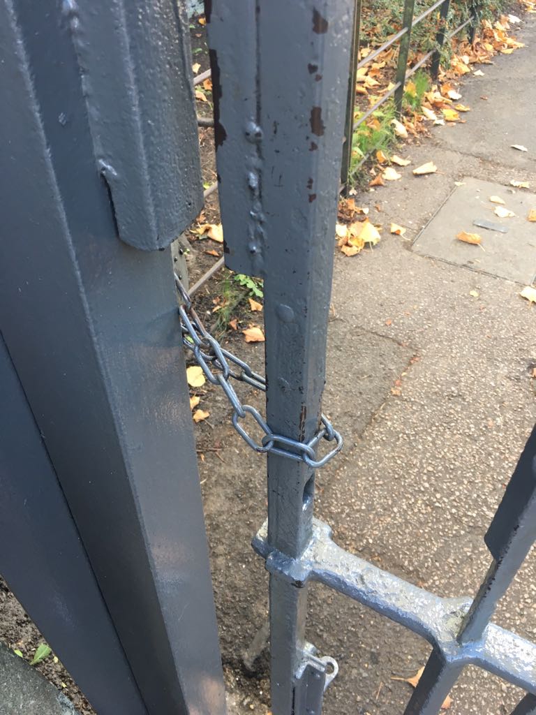 N6 TRAFFIC ALERT: North Hill/Castle Yard 3.15 - 3.45 weekdays. <a href="/StMichaelsN6/">St Michael's C of E Primary Highgate N6</a> locks parents out of playground. Pavement overcrowded. Lots young children. Please drive carefully. <a href="/MPSHighgate/">Highgate Police</a> <a href="/LIZMORRIS4/">Liz Morris</a> <a href="/HamandHigh/">Ham&High</a> <a href="/highgatesociety/">Highgate Society</a> <a href="/HighgateForum/">For Highgate</a> @MPSHighgateYR