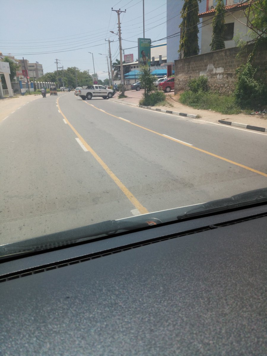 onserion's tweet image. What does this road marking mean?  @Ma3Route @myroadtraffic @KenyanTraffic @KenyaTrafficLaw