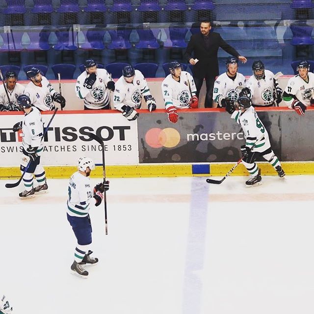 dubaivipers's tweet photo. The boys celebrated their first victory of the season this week vs. Al Ain Theebs. Time to stay rollin. 👊🏼💪🏒🥅 https://t.co/2BwaNl1jch