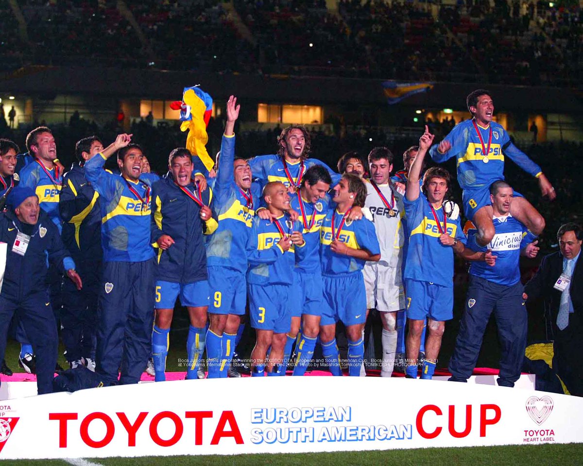 Boca Juniors plyers celebrate winning the 2003TOYOTA European and