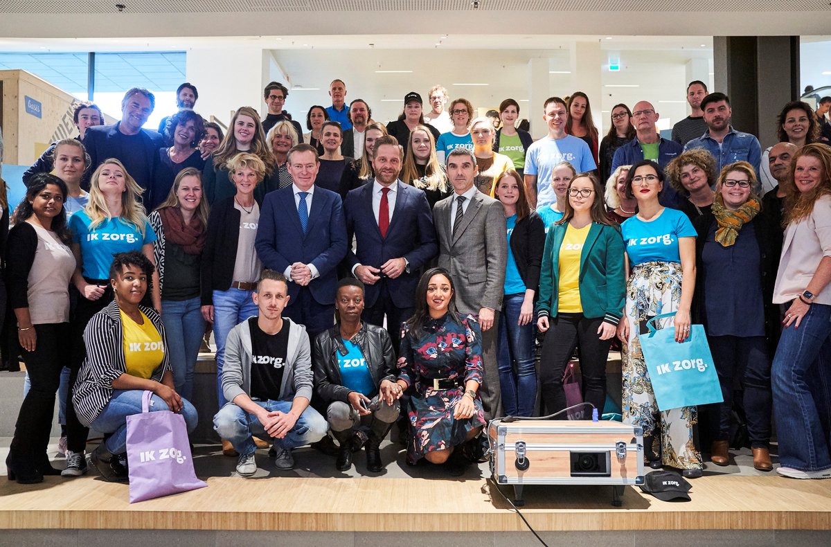 Vandaag gaven @Hugodejonge, Bruno Bruins en <a href="/PaulBlokhuis/">Paul Blokhuis</a> het startsein voor de campagne #IkZorg. Meer dan 600 professionals laten zien hoe veelzijdig de sector Zorg en Welzijn is. Meer lees je hierover op -> ontdekdezorg.nl