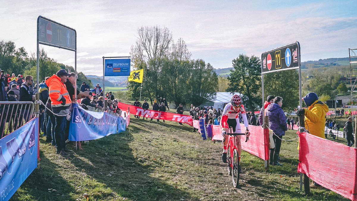 Pech voor onze ploeg in de eerste wedstrijd op de Koppenberg. 🤐 Lennert Belmans was bezig aan een prachtige solo maar kreeg in de laatste ronde kettingproblemen. Zo werd hij teruggeslagen naar de vierde plaats. Ben Tulett gaf in de tweede rond op door knieproblemen. #ikobeobank