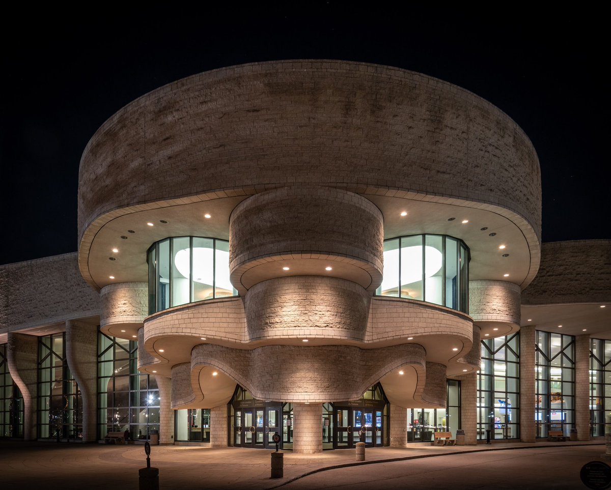 jpeltzer's tweet photo. Suspiciously beautiful: admiring the lines of @CanMusHistory on Tuesday evening. #DailyPhoto #MyOttawa #OutouaisFun https://t.co/ephEo81Mnc